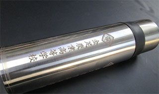 ステンレス製タンブラーにファイバーレーザー彫刻機で名入れ